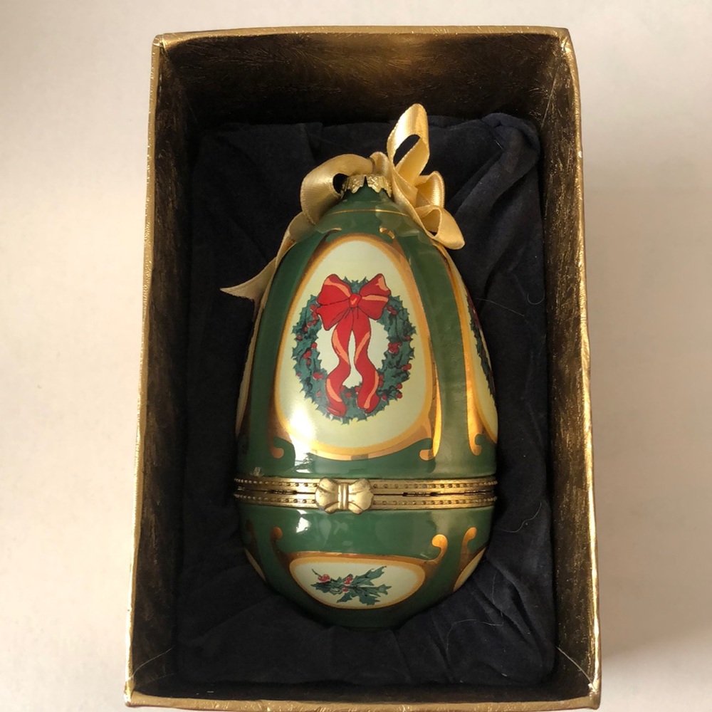 Mr. Christmas Valerie Parr Hill Musical Egg Green and Gold Ornament
